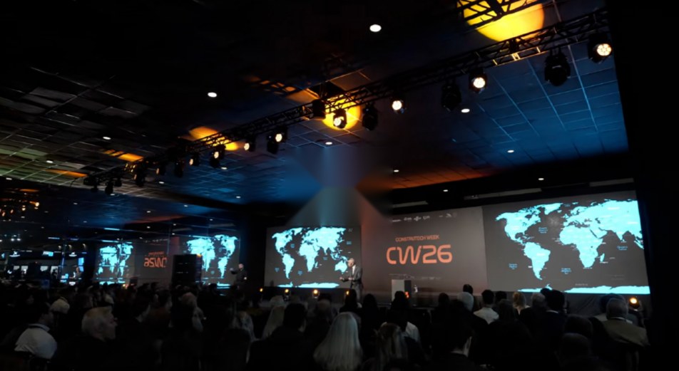Palco principal da CW26 com o público assistindo ao painel